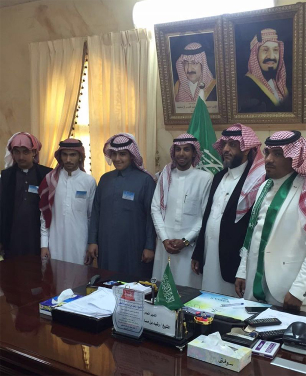 تحت شعار (شتاء دافي) طلاب مدرسة القريع يوزعون كساوي الشتاء على عمال مستشفى القريع